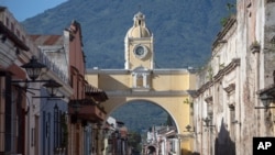 El Arco de Santa Catalina en Antigua Guatemala. El presidente de Guatemala ha sido presionado para reabrir la economía. Foto 21 de junio de 2020.