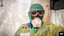 Umuganga ariko asuzuma Ebola muri Sierra Leone. 