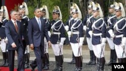 El presidente de Portugal, Aníbal Cavaco Silva, recibe al presidente Barack Obama a su arribo a Lisboa.