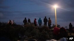 Des migrants près de la "Jungle de Calais" à Calais, au nord de la France, 2 septembre 2015. (AP Photo/Michel Spingler)