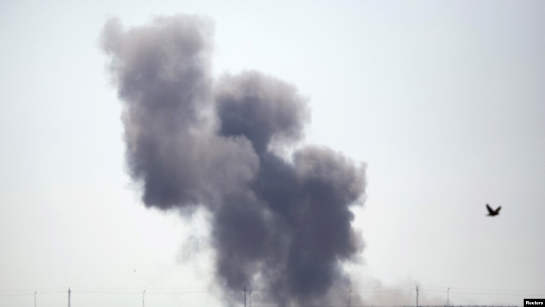 Smoke rises in Egypt's North Sinai along the border with southern Israel, July 1, 2015. Islamic State militants launched a wide-scale coordinated assault on several military checkpoints in Egypt's North Sinai on Wednesday.