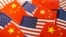 资料照片：美国国旗和中国国旗。