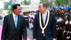 ​លោក បាន គីមូន (Ban Ki-moon) អគ្គលេខាធិការ​​អ.ស.ប.​​ក្នុង​អំឡុង​ទស្សនកិច្ច​នៅ​កម្ពុជា​កាល​ពី​ឆ្នាំ​២០១០។