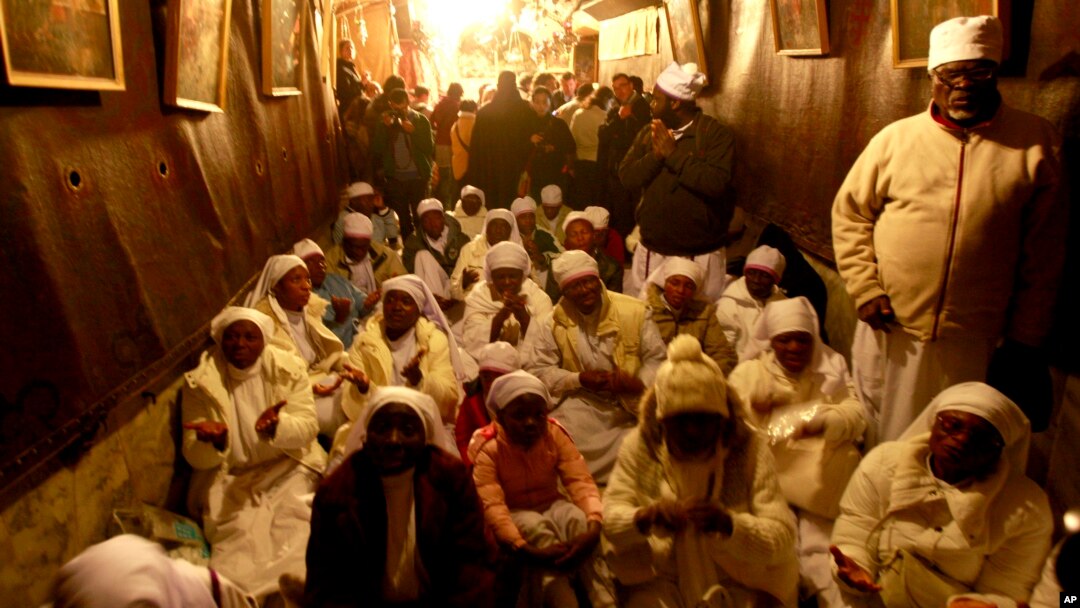 Para peziarah dari Nigeria berdoa di gereja Nativity kota Bethlehem di Tepi Barat, di malam Natal, 24 Desember 2013.