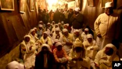 Para peziarah dari Nigeria berdoa di gereja Nativity kota Bethlehem di Tepi Barat, di malam Natal, 24 Desember 2013.