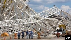 La enorme estructura de más de 500 toneladas cayó desde una grúa y provocó la muerte a dos trabajadores en el estadio.