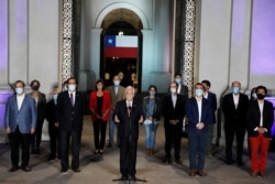 El presidente de Chile, Sebastián Piñera, en el centro, habla en el palacio presidencial de La Moneda el día en que los chilenos votaron en un referéndum.
