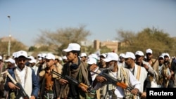 Para anggota baru kelompok Houthi berkumpul dalam sebuah parade di Sanaa, Yaman, untuk menunjukkan solidaritas terhadap warga Palestina di Gaza, pada 7 Maret 2024. (Foto: Reuters/Khaled Abdullah)