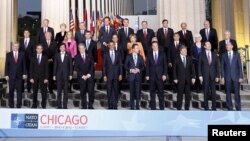 Foto oficial de unidad de la Cumbre de la OTAN en el estadio Soldier Field de Chicago.