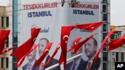 Foto bendera-bendera Turki berkibar dengan latar belakang poster yang menunjukkan Binali Yildirim, kiri, kandidat walikota Istanbul dari partai AKP yang berkuasa di Lapangan Taksim Istanbul, Kamis, 4 April 2019 (foto: AP Photo/Lefteris Pitarakis)