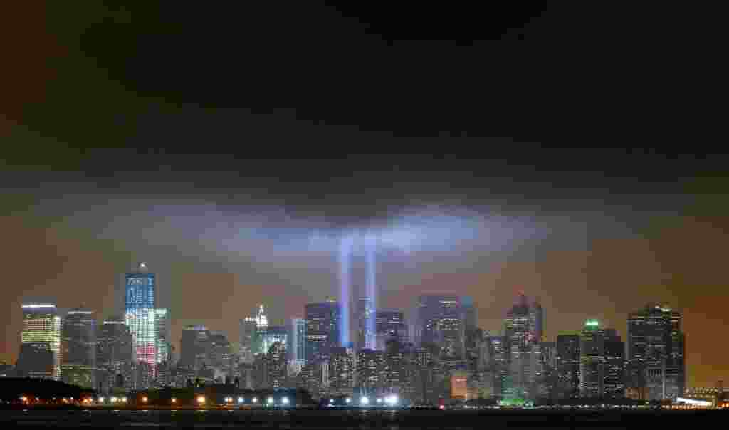 Peringatan 10 tahun Serangan 11 September ditandai dengan penyalaan lampu laser "The Tribute in Lights" dari salah satu lokasi berdirinya World Trade Center, New York, 11 September 2011 (Reuters)