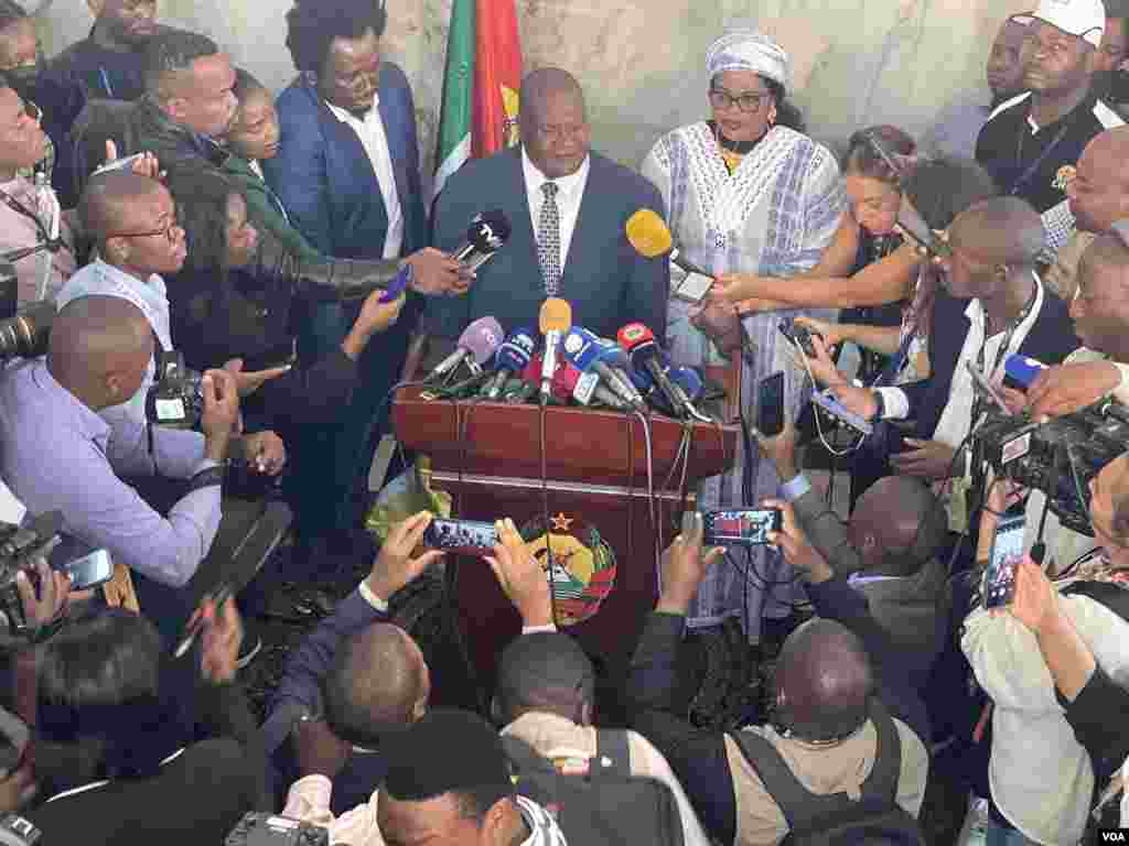 Candidato da oposição da Renamo, Ossufo Momade, discursando para a imprensa após votar na Escola Secundária Josina Machel, Maputo, Moçambique