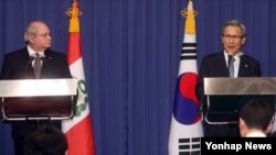 김관진 한국 국방장관(오른쪽)과 페드로 카테리아노 페루 국방장관이 27일 한국 국방부에서 공동 기자회견을 가지고 있다.