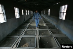 Perempuan China mengunjungi reruntuhan ruang yang dulunya digunakan sebagai tempat pengembangbiakan tikus kuning untuk uji coba medis tentara Jepang, di selatan Harbin, China, timur laut China, 24 April 2005. (Jason Lee/REUTER)