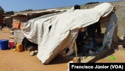 Cabanas que albergam deslocados, Pemba, Cabo Delgado