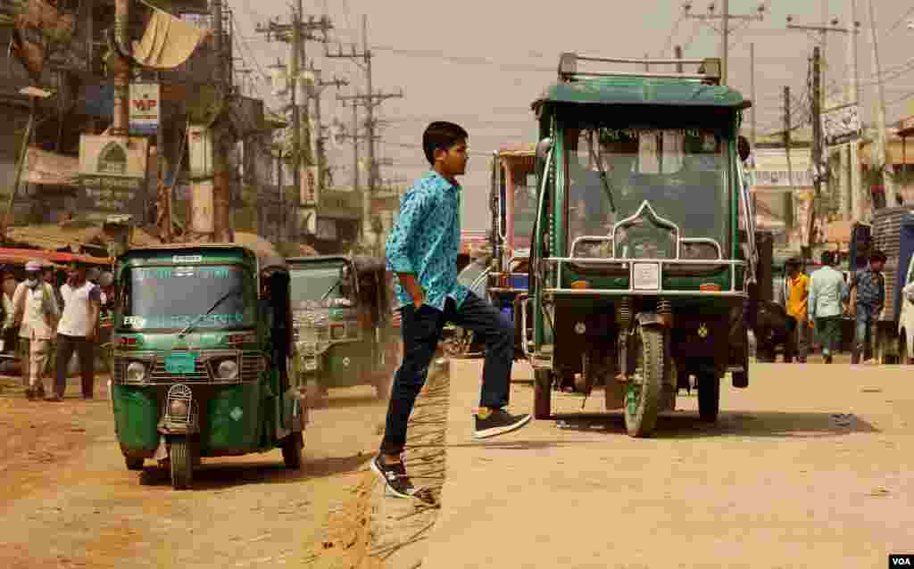 The road to Kutupalong refugee camps is under construction but heavy traffic continues everywhich way Feb. 15, 2020. (Hai Do/VOA)