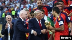 دونالد ترامپ در مراسم اهدای جام قهرمانی جام جهانی ۲۰۲۶ به تیم ملی اسپانیا