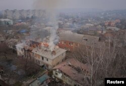 Bangunan yang rusak akibat serangan militer Rusia, di tengah serangan mereka ke Ukraina, di kota garis depan Bakhmut, di wilayah Donetsk, Ukraina 27 Februari 2023. (Foto: REUTERS/Alex Babenko)