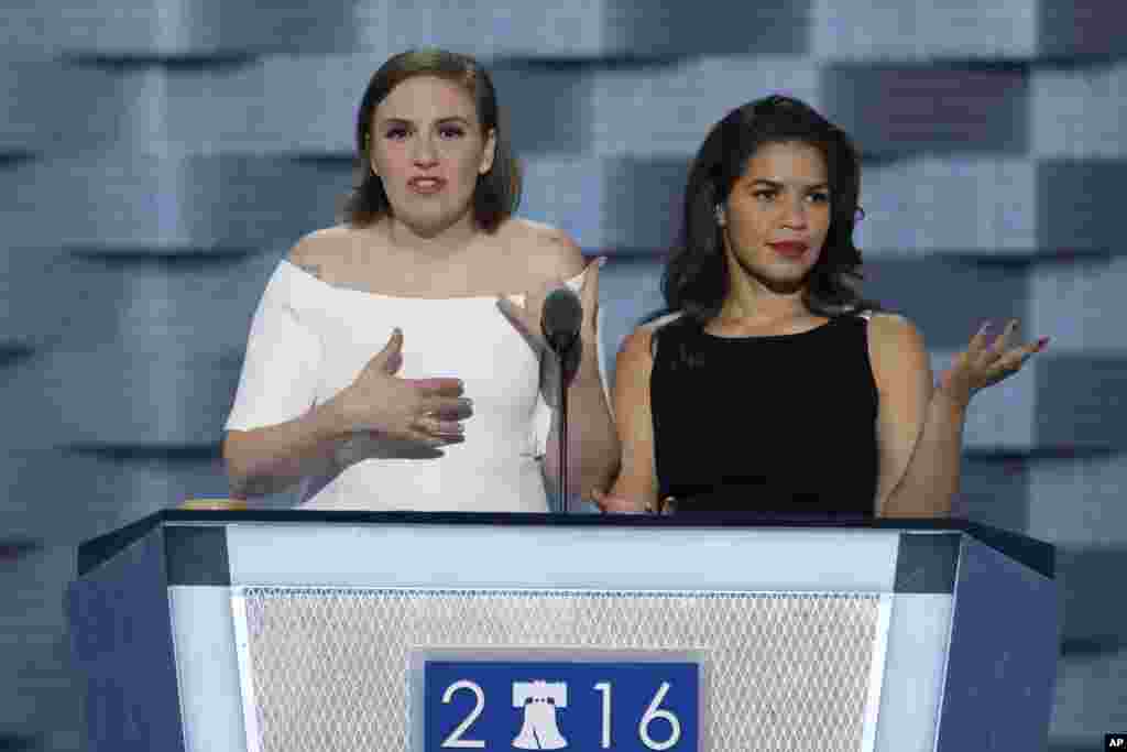 Aktris Lena Dunham (kiri) dan America Ferrera berbicara dalam hari kedua Konvensi Nasional Partai Demokrat di Philadelphia (26/7), menekankan bahwa &quot;Donald Trump membuat &#39;Amerika membenci kembali&#39;.&quot; (AP/J. Scott Applewhite)&nbsp;