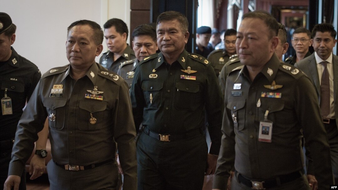 Letnan Jenderal Manas Kongpan (tengah) saat menyerahkan diri kepada polisi di Bangkok, Rabu (3/6).
