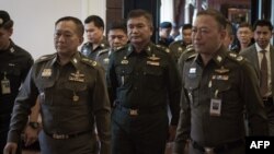 Letnan Jenderal Manas Kongpan (tengah) saat menyerahkan diri kepada polisi di Bangkok, Rabu (3/6).