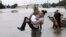 Cảnh sát đội SWAT của Houston Daryl Hudeck giải cứu Catherine Pham and con trai 13 tháng tuổi của cô ra khỏi vùng lụt của cơn bão nhiệt đới Harvey quét qua Houston hôm 27/8. Hình ảnh này đã lan tải nhanh chóng trên toàn thế giới vì biểu tượng của sự chống trọi với cơn bão được coi là tàn khốc nhất trong thập niên qua.