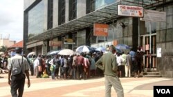 Even an introduction of Zimbabwe’s own currency called “bondnotes” which trade at par with the U.S. dollar, in November last year, has not helped ease an acute shortage of cash which is forcing some people to lots of time in bank queues, Gokwe, Zimbabwe, Jan. 31, 2017. (S. Mhofu/VOA)