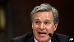 រូបឯកសារ៖ នាយក FBI លោក Christopher Wray ធ្វើការផ្តល់សក្ខីកម្មនៅវិមាន Capitol Hill ក្នុងរដ្ឋធានីវ៉ាស៊ីនតោន កាលពីថ្ងៃទី២៣ ខែកក្កដា ឆ្នាំ២០១៩។ 