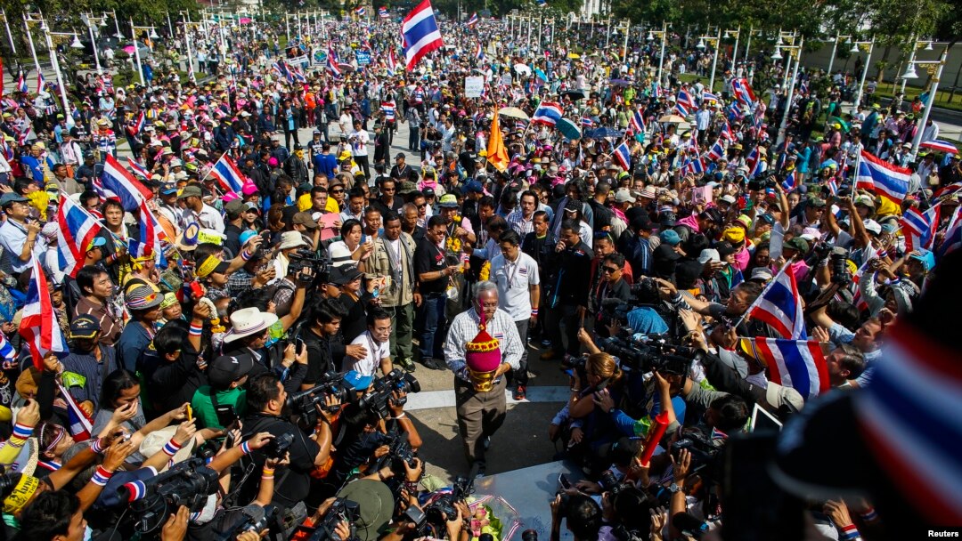 Pemimpin demo anti-pemerintah Suthep Thaugsuban (tengah) di tengah demonstran di Bangkok 5 Januari 2014. 