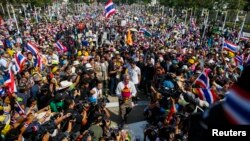 Pemimpin demo anti-pemerintah Suthep Thaugsuban (tengah) di tengah demonstran di Bangkok 5 Januari 2014. 