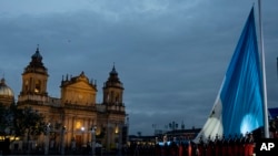 ARCHIVO - Bandera de Guatemala izada sobre la Plaza de de la Constitución en Ciudad de Guatemala el 14 de septiembre de 2022.