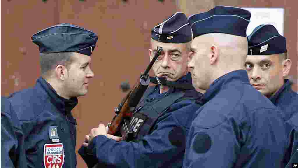 Les agents de police aux abords de la cathédrale de Rouen, le 2 août 2016.