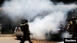 Des policiers utilisent du gaz lacrymogène à Nairobi, le 2 octobre 2017 