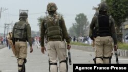 Indian government forces approach clashes with Kashmiri protesters after Eid prayers in downtown Srinagar on June 26, 2017. 