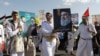 Para pendukung Houthi mengacungkan poster dari pemimpin Hizbullah yang telah meninggal dunia, Hassan Nasrallah, dalam sebuah aksi memperingati satu tahun perang di Jalur Gaza, di Sanaa, Yaman, pada 7 Oktober 2024. (Foto: AP/Osamah Abdulrahman)