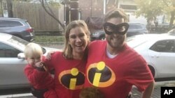 Maeve Kennedy Townsend McKean (tengah) bersama keluarganya. (Foto: Facebook via AP).