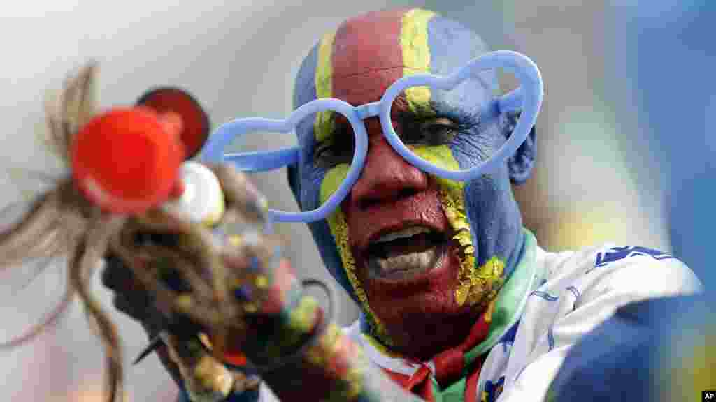 Dimanche 18 janvier 2015, un fan de football de la RD Congo peint aux couleurs nationales lors du match de football de la Coupe d&#39;Afrique des nations Groupe B entre la RD Congo et la Zambie en Ebebiyin, de la Guinée équatoriale. 