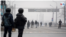 Manifestantes se reúnen frente a las líneas de la policía en la ciudad de Almaty. Protestan por la duplicación de los precios del gas.