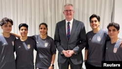 تونی بورک، وزیر کشور استرالیا، پس از اعطای ویزا به پنج بازیکن فوتبال زنان ایران