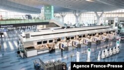 Ruang keberangkatan di bandara internasional Haneda Tokyo, Jepang, terlihat lengang, 25 Januari 2022. (Philip FONG / AFP) 