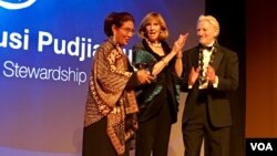 Menteri Kelautan dan Perikanan Indonesia Susi Pudjiastuti (kiri) menerima Peter Benchley Ocean Awards dalam acara di Washington DC, Kamis (11/5) malam.