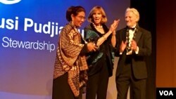 Menteri Kelautan dan Perikanan Indonesia Susi Pudjiastuti menerima Peter Benchley Ocean Awards dalam acara di Washington DC, Kamis (11/5) malam.