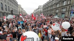 Manifestantes marchan en Minsk contra los resultados de las elecciones presidenciales de Bielorrusia el 23 de agosto de 2020.