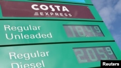 2026년 4월 16일 영국 리 델라미어 인근의 고속도로 휴게소 주유소에 리터당 영국 파운드화로 표시된 휘발유와 경유 가격이 게시되어 있다.