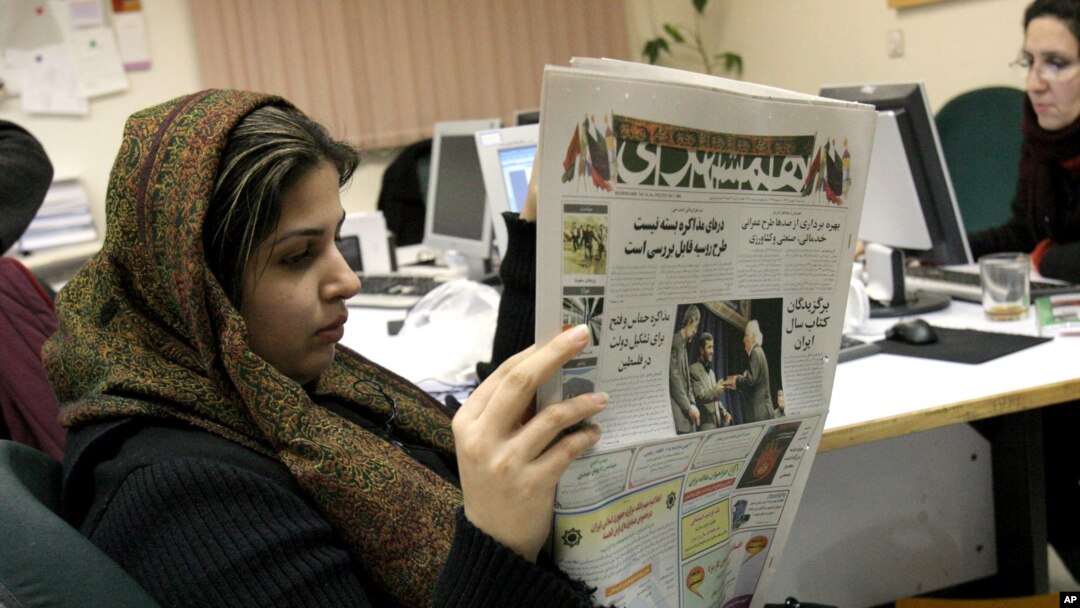 Wartawan Iran Elahe Khosravi, membaca harian Iran "Hamshahri" di Teheran, Iran (Foto: dok). Iran mengadakan lomba menggambar karikatur Holocaust atau pembantaian Yahudi di Eropa tahun 1940-an untuk yang ke-3 kalinya akhir pekan ini.