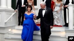 Wakil Presiden AS Mike Pence dan istrinya, Karen Pence, meninggalkan gedung Naval Observatory untuk acara gala inaugurasi. (Foto: dok.)