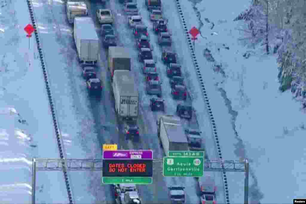 El cierre de la carretera provocó múltiples choques y cierres, informaron medios locales.