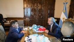 El exfutbolista Diego Armando Maradona se reunió con el presidente Alberto Fernández en la Casa Rosada. (Foto: Reuters/Esteban Collazo/Presidencia de Argentina).