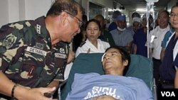 Komandan militer Filipina Roland Detabali berbicara dengan seorang pemberontak, Tirso Alcantara yang dirawat di Manila.