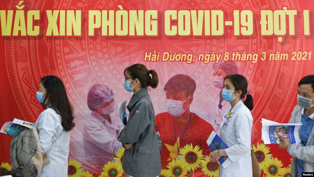 Các nhân viên y tế chờ tiêm vaccine tại một địa Bệnh viện Các bệnh Nhiệt đới ở Hải Dương hôm 8/3. WHO cho biết đang xem xét đề nghị của một nhà sản xuất vaccine của Việt Nam để được chuyển gia công nghệ mRNA hiện đang được dùng để tạo ra vaccine Pfizer..